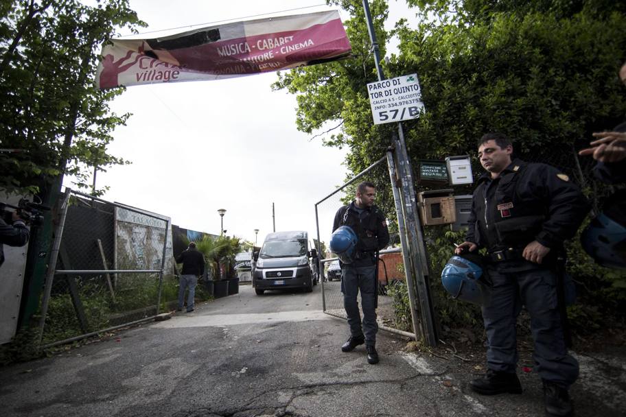 La Polizia scientifica nei pressi del luogo dove il tifoso del Napoli è stato ferito con un colpo di pistola. Ansa